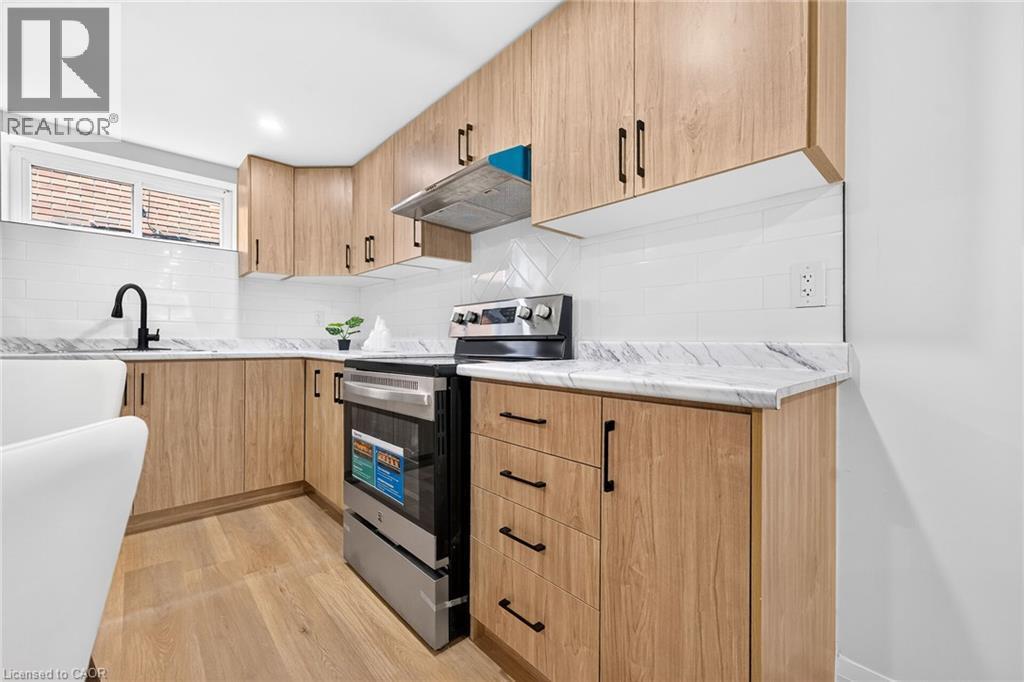 138 Rendell Boulevard, Hamilton, ON - Indoor Photo Showing Kitchen