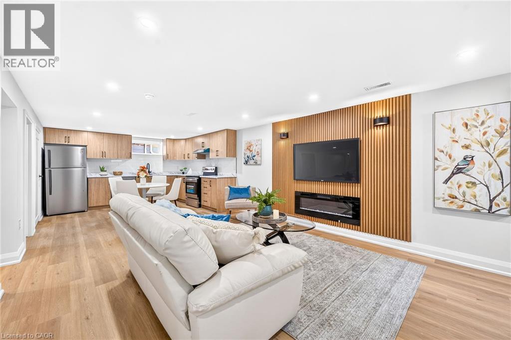 138 Rendell Boulevard, Hamilton, ON - Indoor Photo Showing Living Room With Fireplace