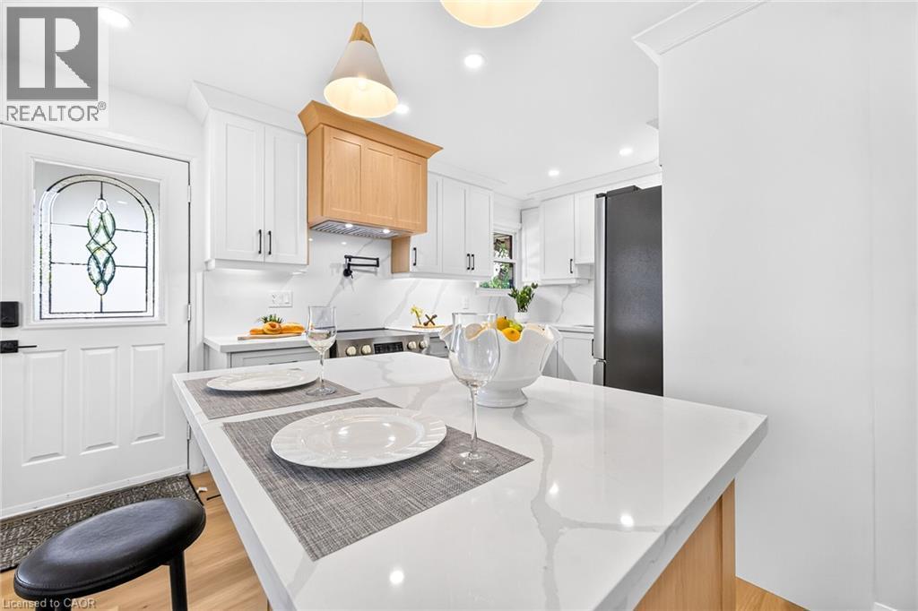 138 Rendell Boulevard, Hamilton, ON - Indoor Photo Showing Kitchen