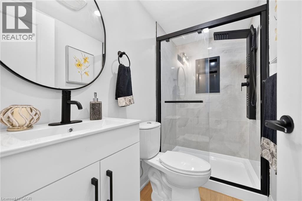 138 Rendell Boulevard, Hamilton, ON - Indoor Photo Showing Bathroom