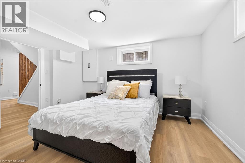 138 Rendell Boulevard, Hamilton, ON - Indoor Photo Showing Bedroom