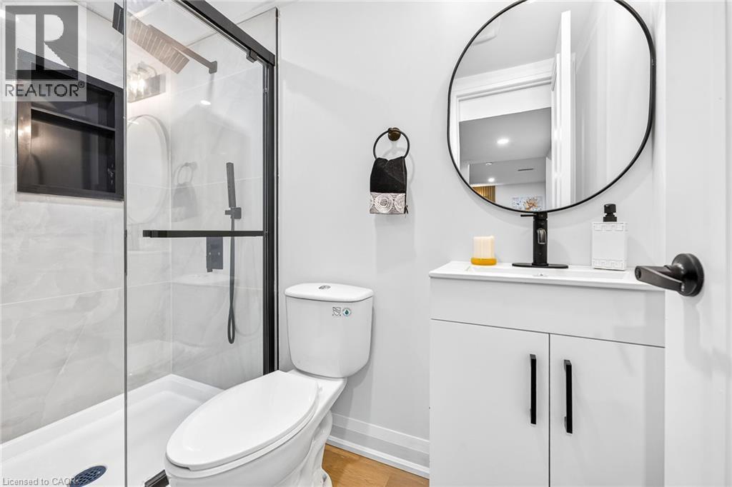 138 Rendell Boulevard, Hamilton, ON - Indoor Photo Showing Bathroom