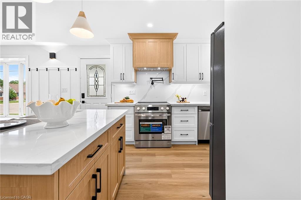 138 Rendell Boulevard, Hamilton, ON - Indoor Photo Showing Kitchen With Upgraded Kitchen
