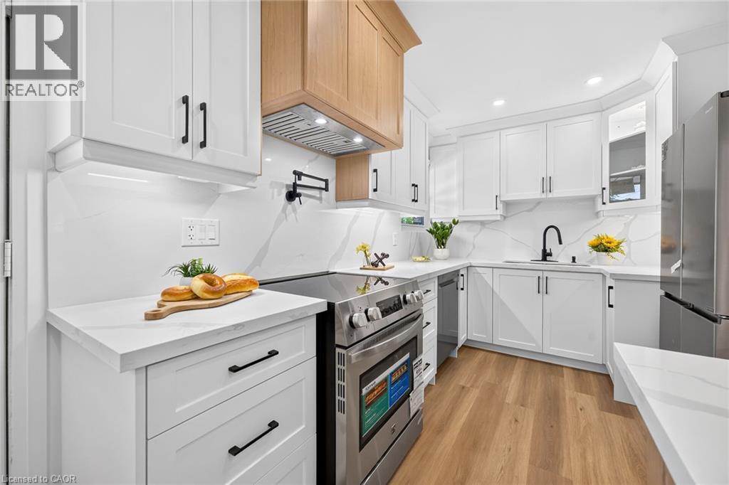 138 Rendell Boulevard, Hamilton, ON - Indoor Photo Showing Kitchen With Upgraded Kitchen