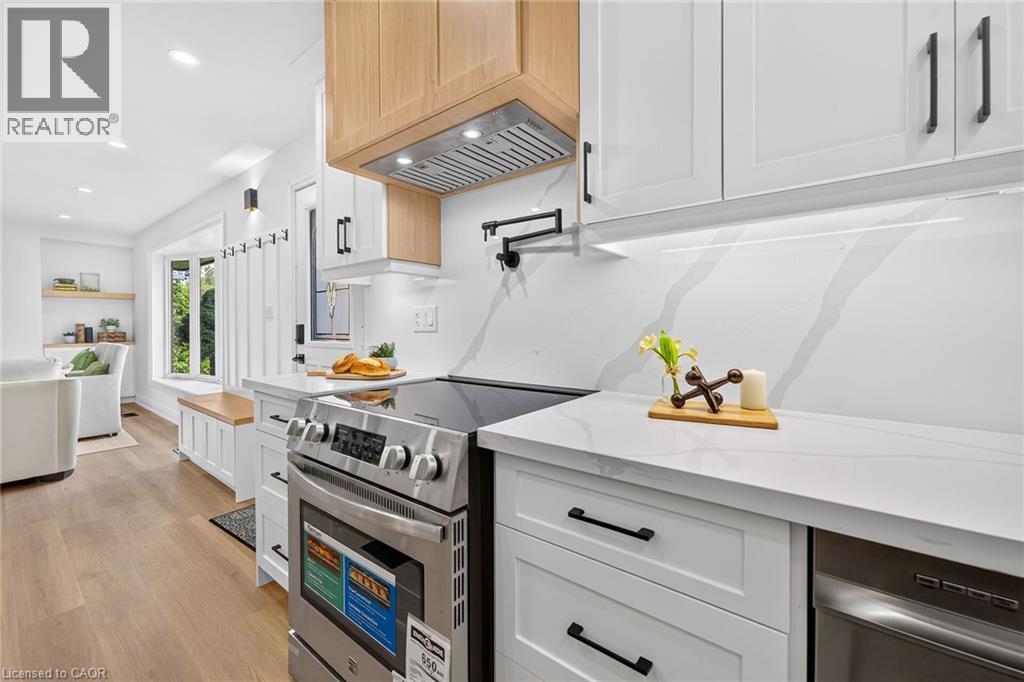 138 Rendell Boulevard, Hamilton, ON - Indoor Photo Showing Kitchen