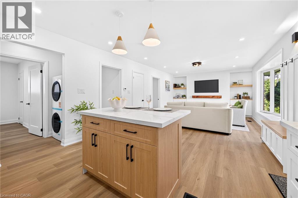 138 Rendell Boulevard, Hamilton, ON - Indoor Photo Showing Kitchen