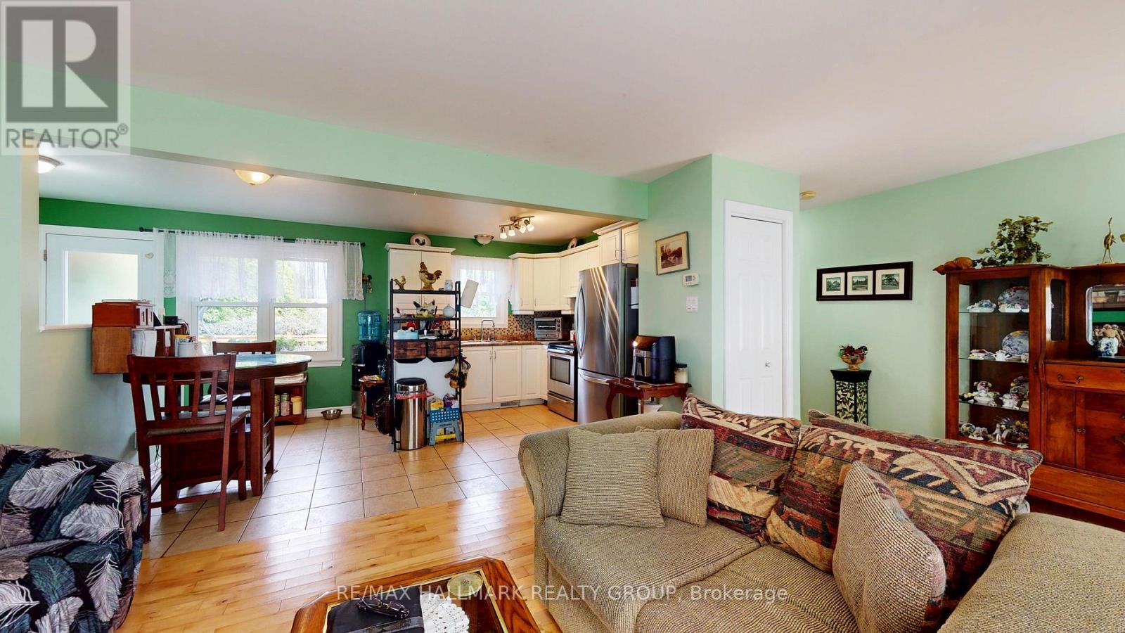 4 King Street, Cornwall, ON - Indoor Photo Showing Living Room