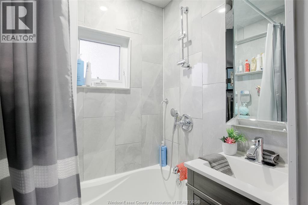 3612 King, Windsor, ON - Indoor Photo Showing Bathroom
