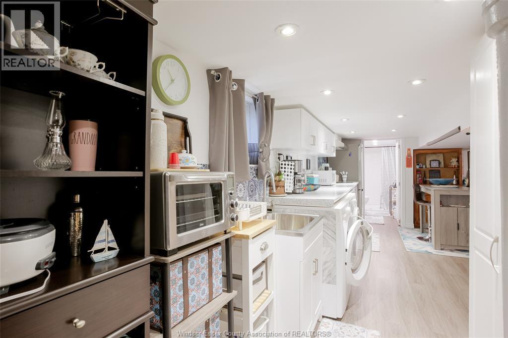 3612 King, Windsor, ON - Indoor Photo Showing Kitchen