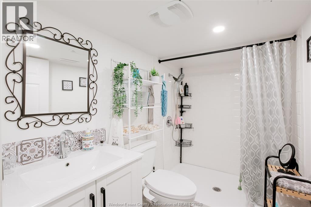 3612 King, Windsor, ON - Indoor Photo Showing Bathroom