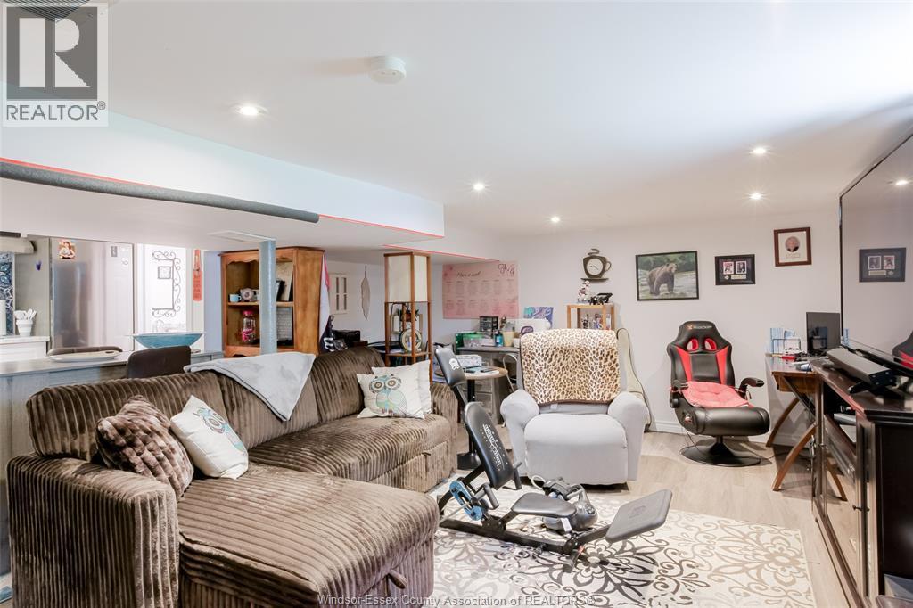 3612 King, Windsor, ON - Indoor Photo Showing Living Room