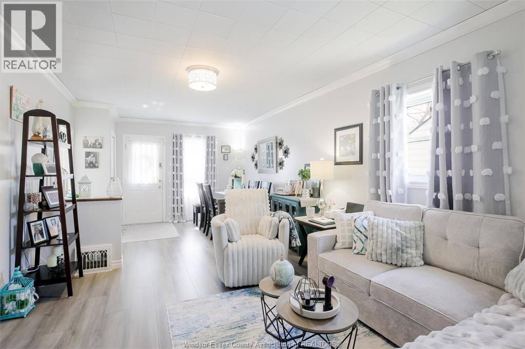 3612 King, Windsor, ON - Indoor Photo Showing Living Room