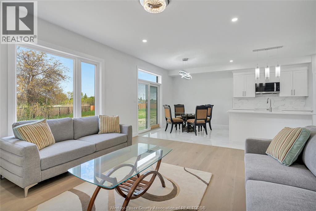 33 Eagle, Leamington, ON - Indoor Photo Showing Living Room