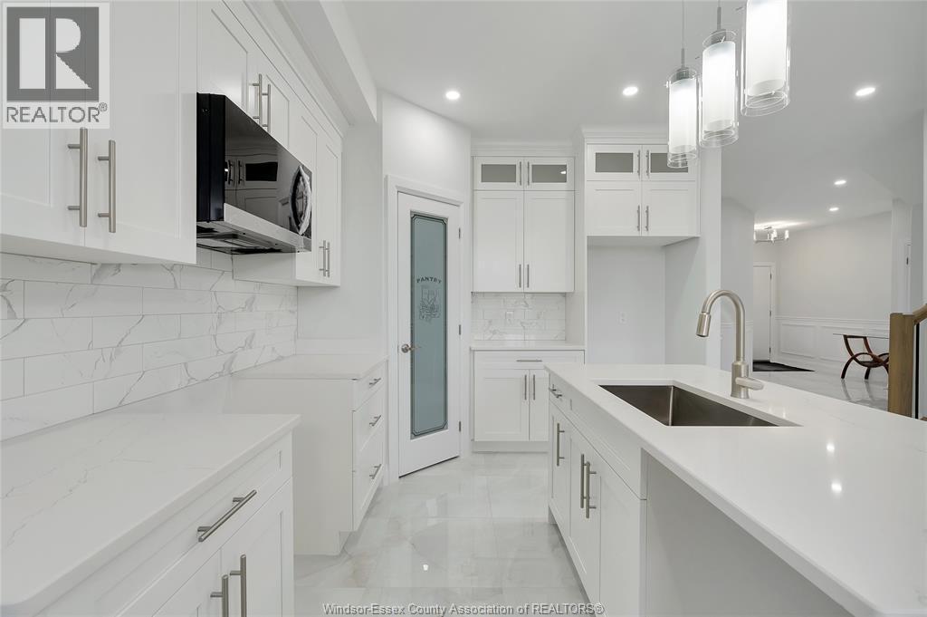 33 Eagle, Leamington, ON - Indoor Photo Showing Kitchen With Upgraded Kitchen