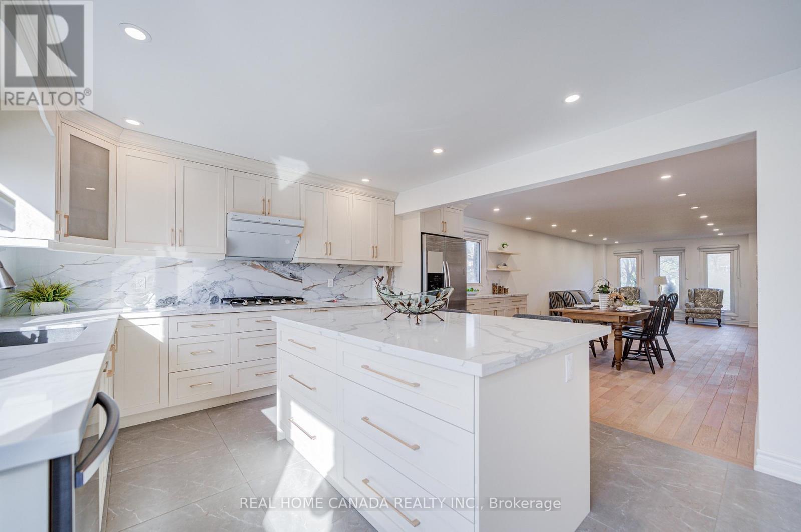 20 Saddletree Drive, Toronto, ON - Indoor Photo Showing Kitchen With Upgraded Kitchen