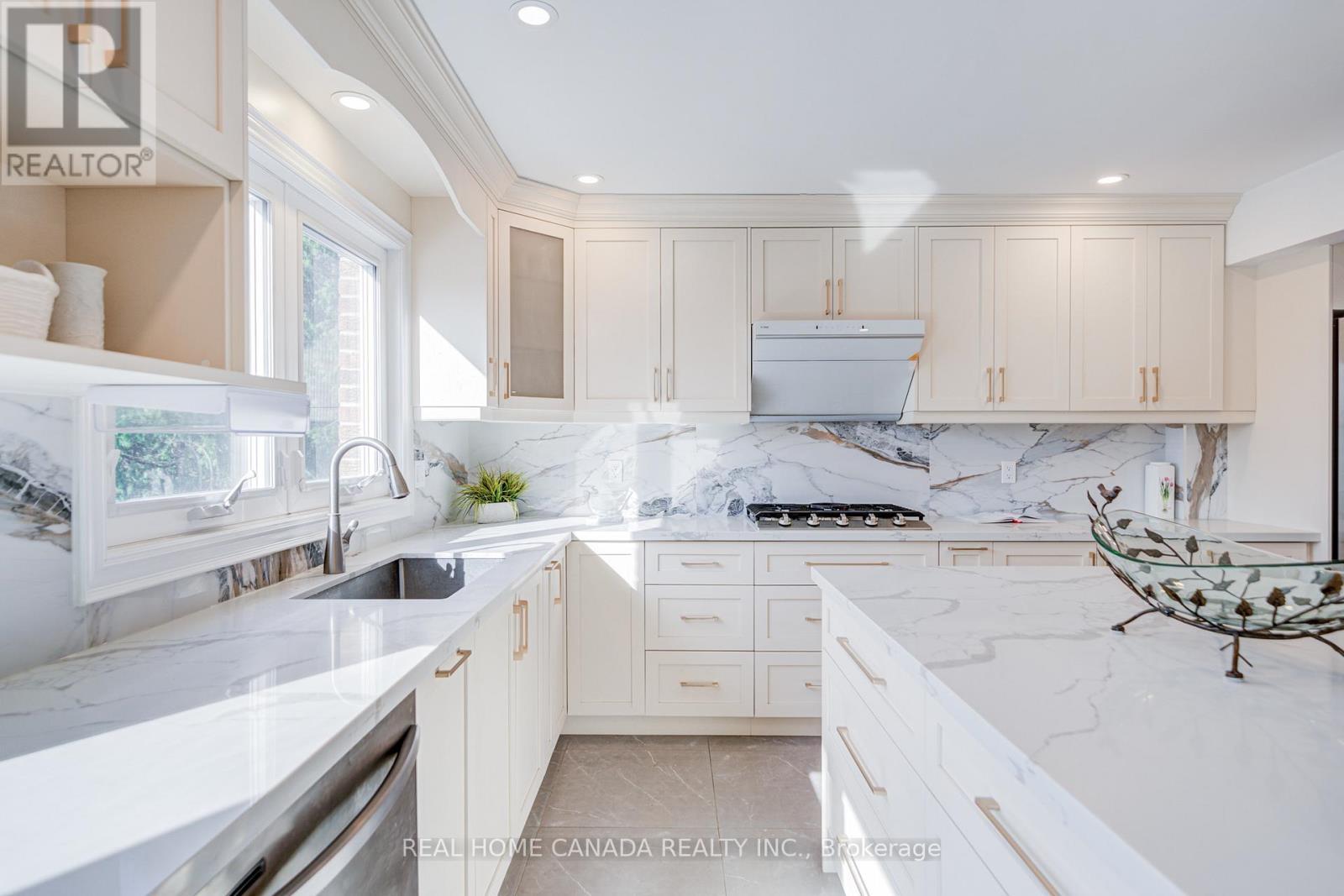 20 Saddletree Drive, Toronto, ON - Indoor Photo Showing Kitchen With Upgraded Kitchen