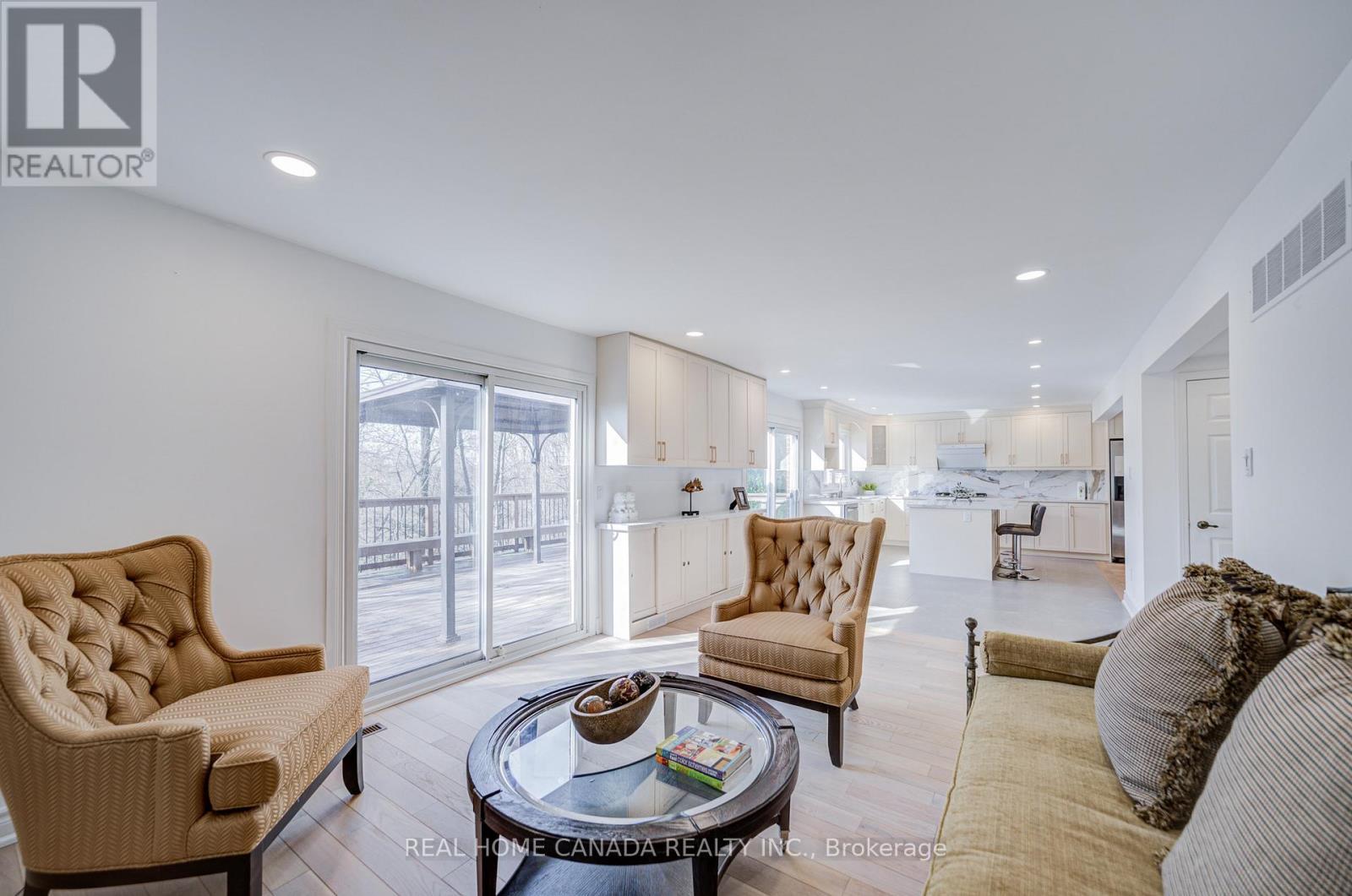 20 Saddletree Drive, Toronto, ON - Indoor Photo Showing Living Room