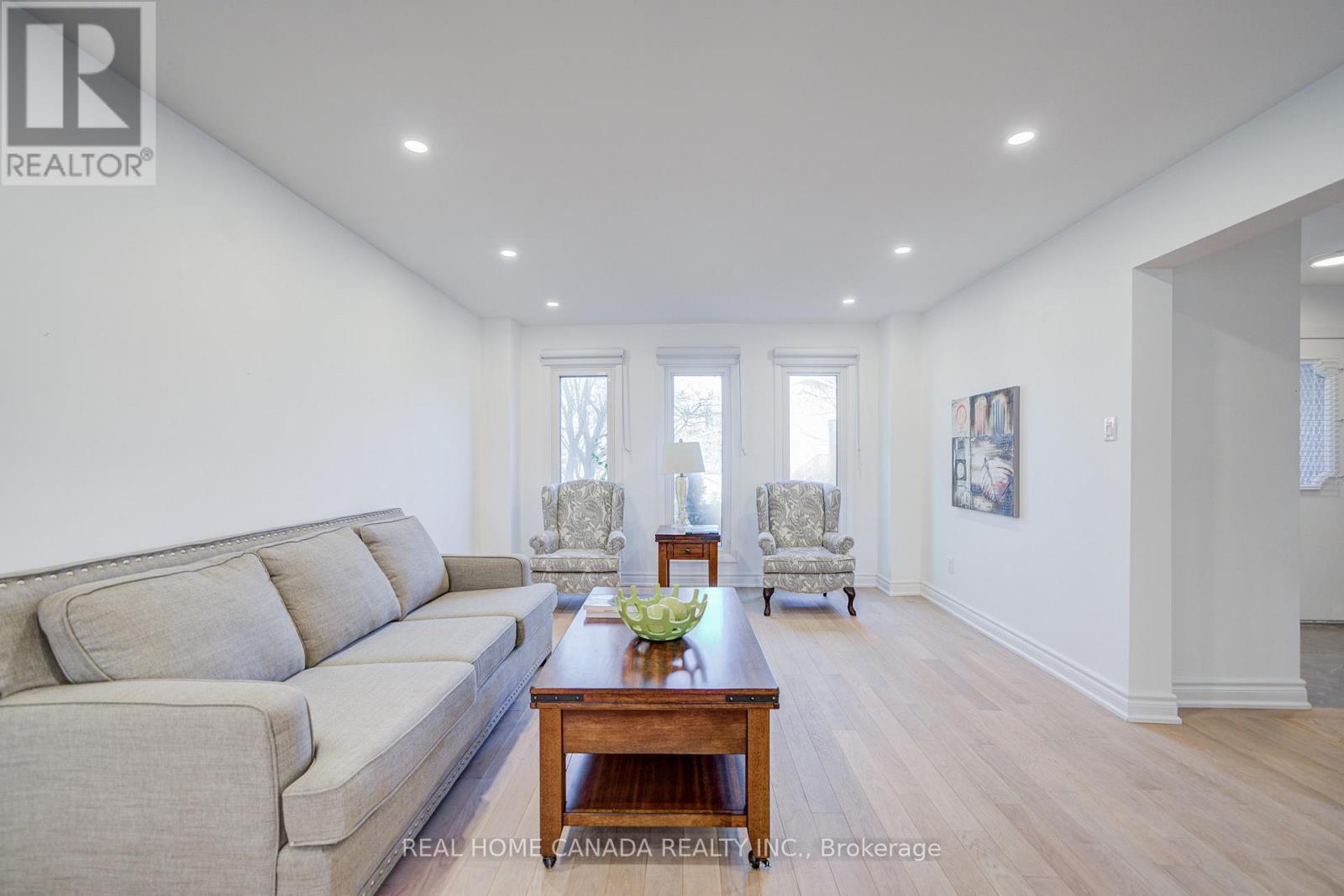 20 Saddletree Drive, Toronto, ON - Indoor Photo Showing Living Room