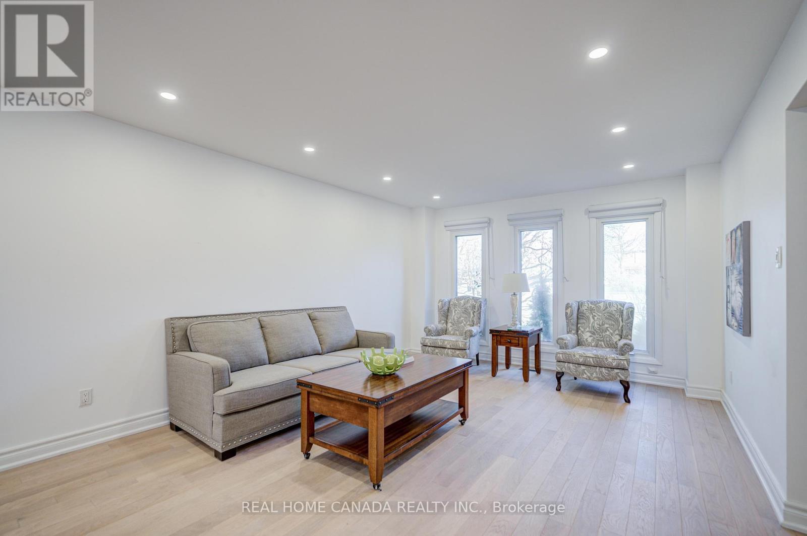20 Saddletree Drive, Toronto, ON - Indoor Photo Showing Living Room