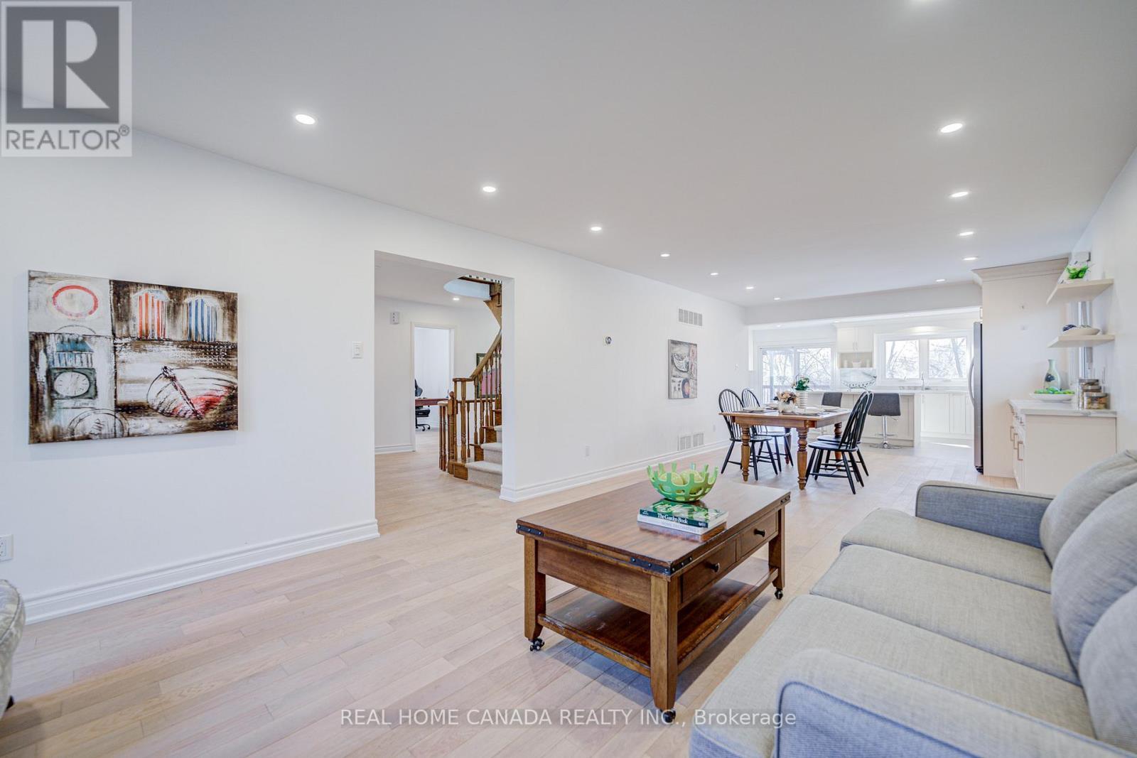 20 Saddletree Drive, Toronto, ON - Indoor Photo Showing Living Room