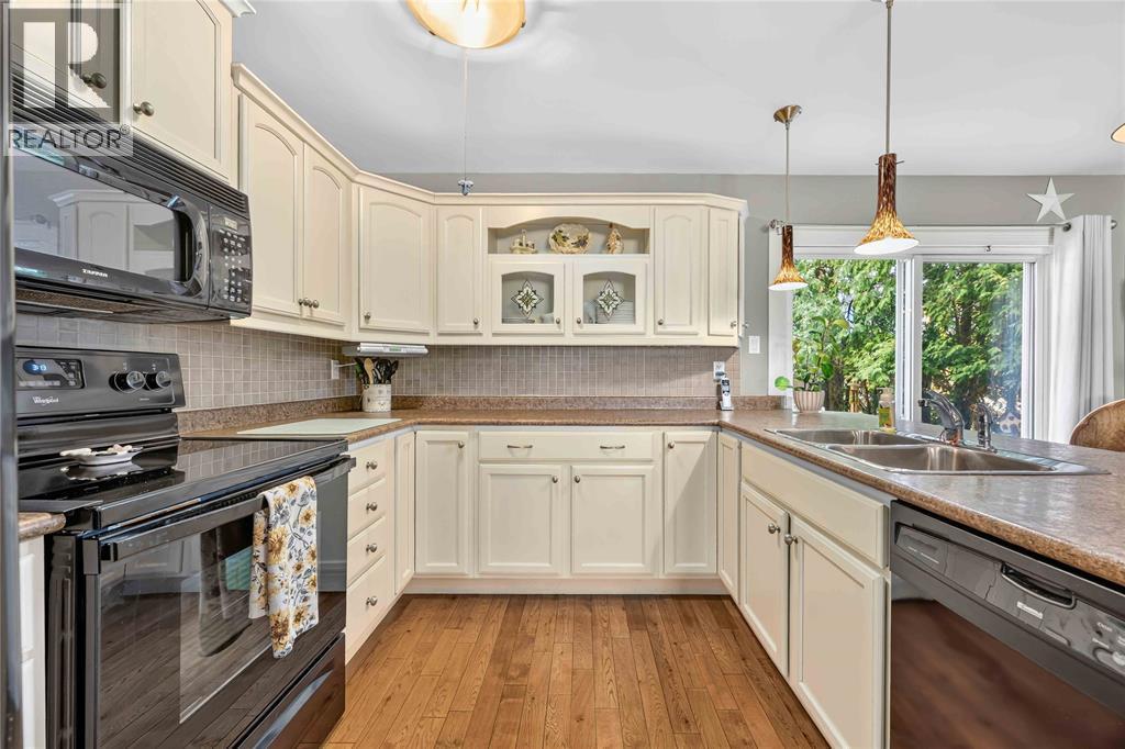 200 St. Clair Boulevard Unit# 2, St Clair, ON - Indoor Photo Showing Kitchen With Double Sink