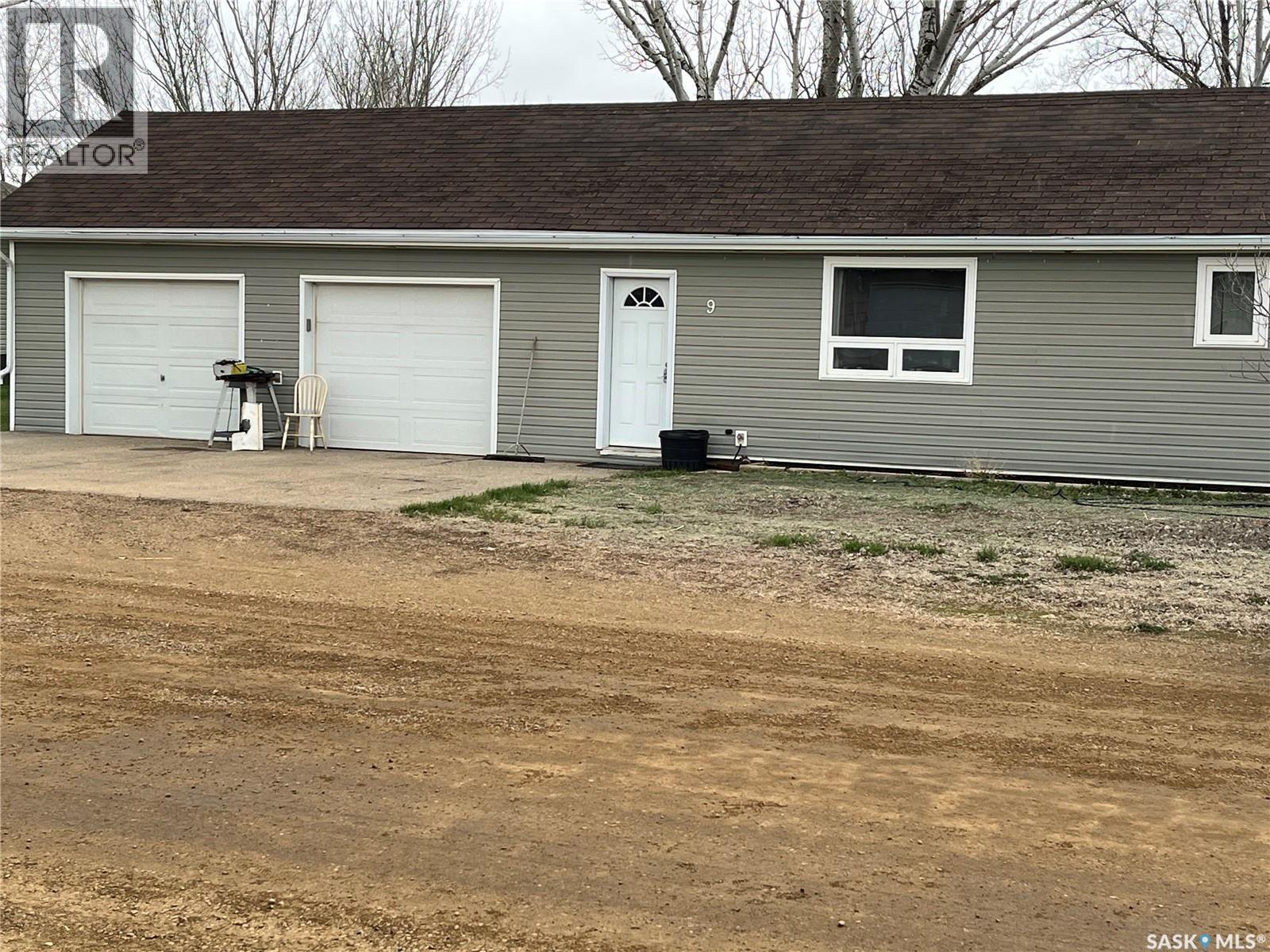 9 2Nd Street E, Willow Bunch, SK - Outdoor