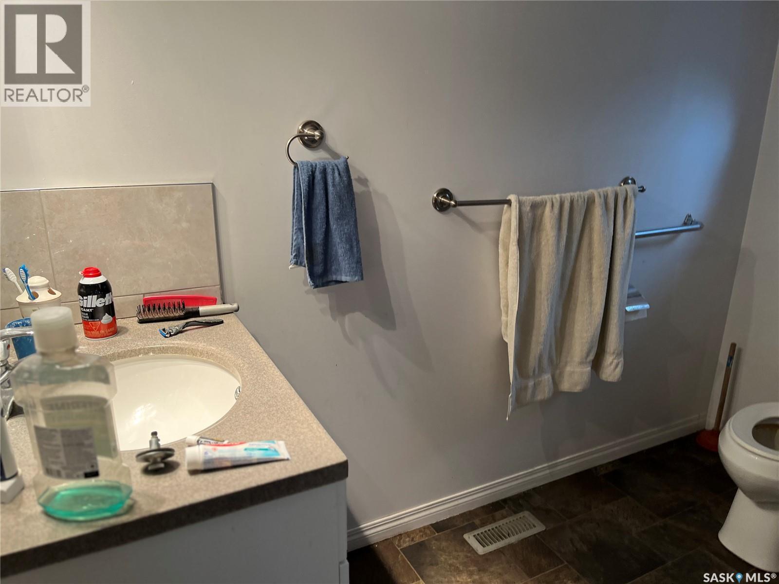 9 2Nd Street E, Willow Bunch, SK - Indoor Photo Showing Bathroom
