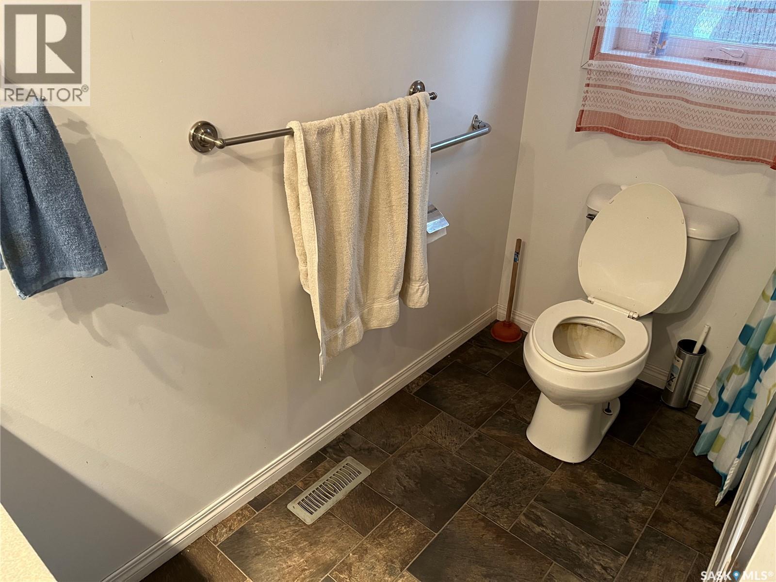 9 2Nd Street E, Willow Bunch, SK - Indoor Photo Showing Bathroom