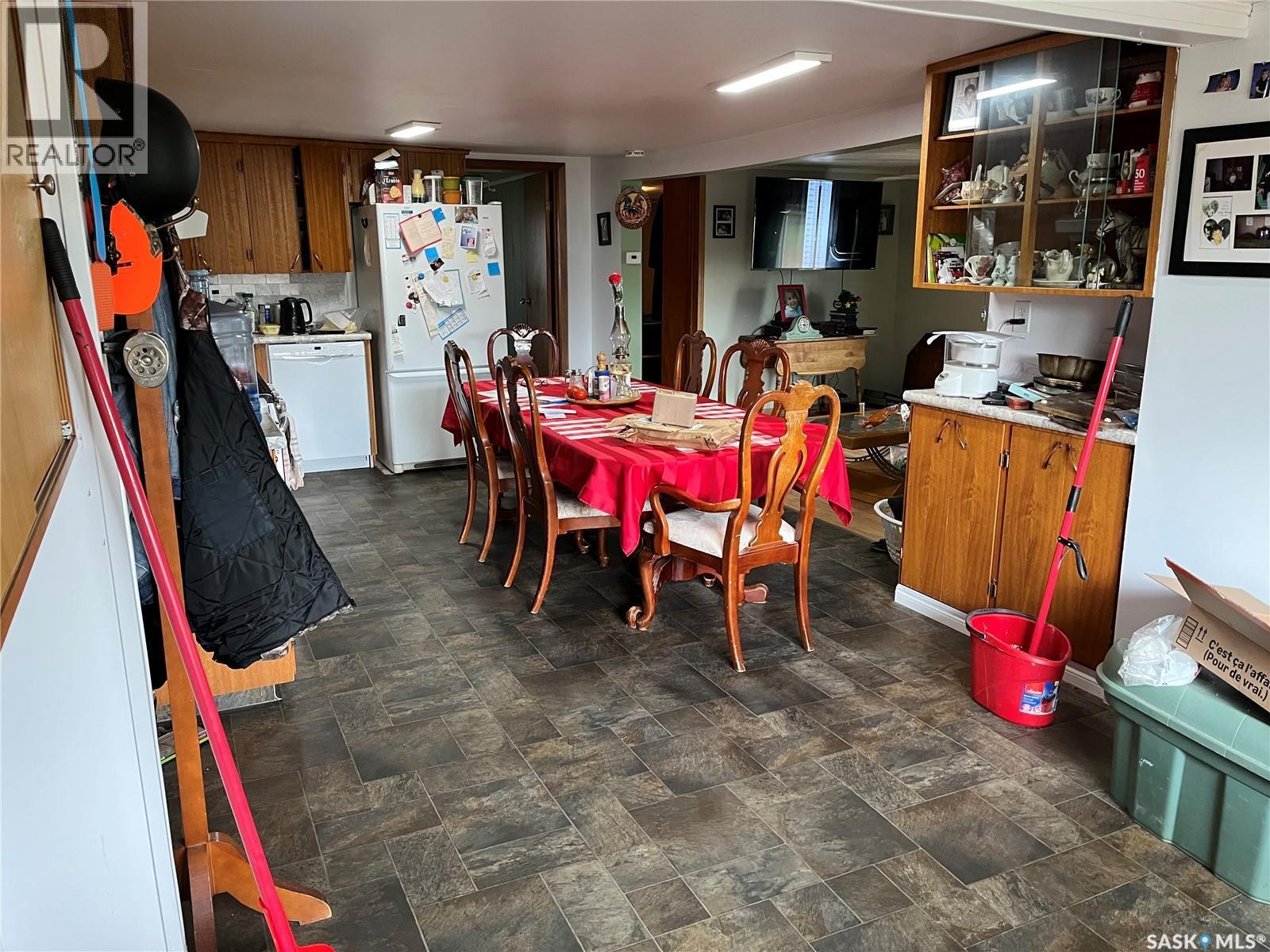 9 2Nd Street E, Willow Bunch, SK - Indoor Photo Showing Dining Room