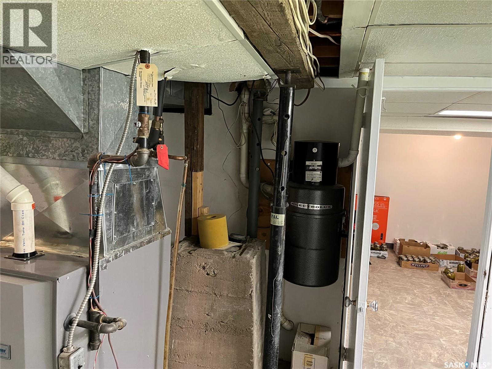 9 2Nd Street E, Willow Bunch, SK - Indoor Photo Showing Basement