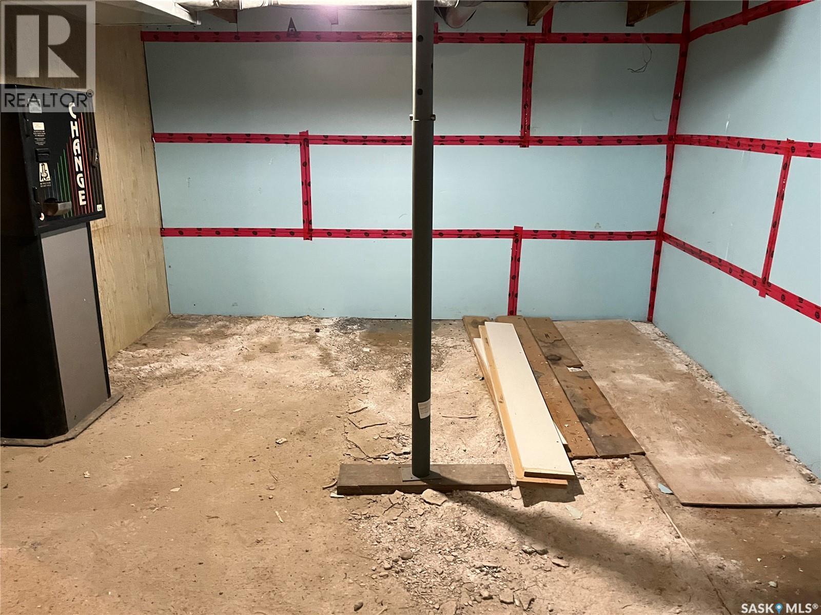 9 2Nd Street E, Willow Bunch, SK - Indoor