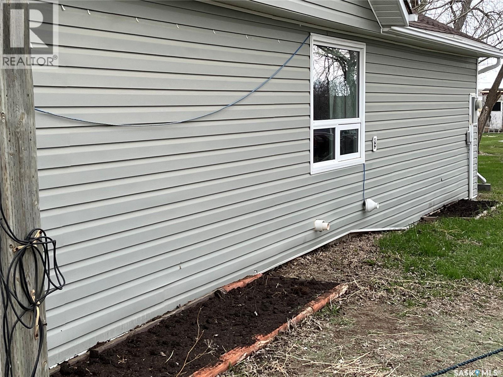 9 2Nd Street E, Willow Bunch, SK - Outdoor