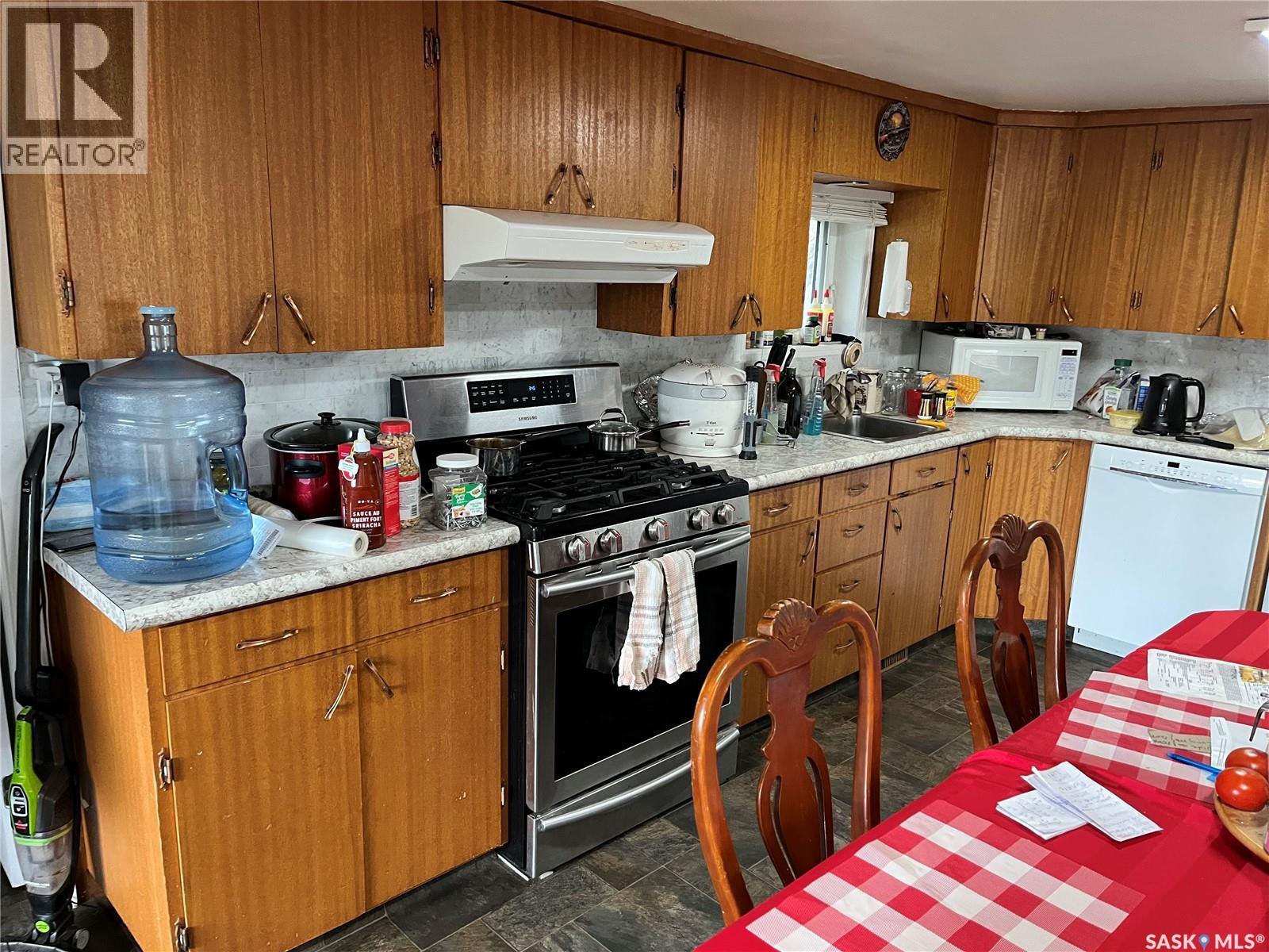 9 2Nd Street E, Willow Bunch, SK - Indoor Photo Showing Kitchen