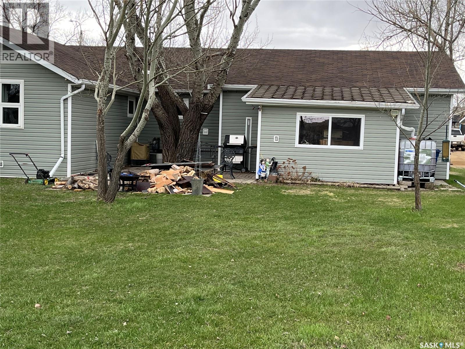 9 2Nd Street E, Willow Bunch, SK - Outdoor