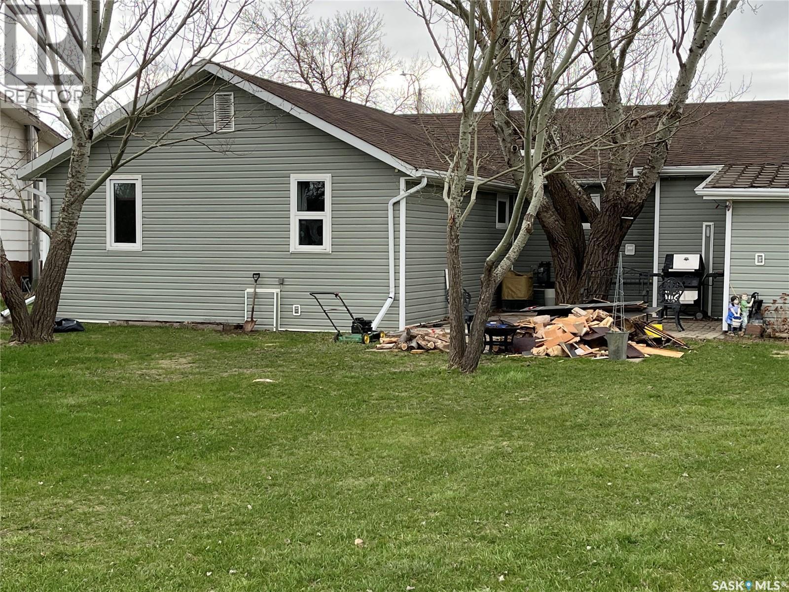 9 2Nd Street E, Willow Bunch, SK - Outdoor