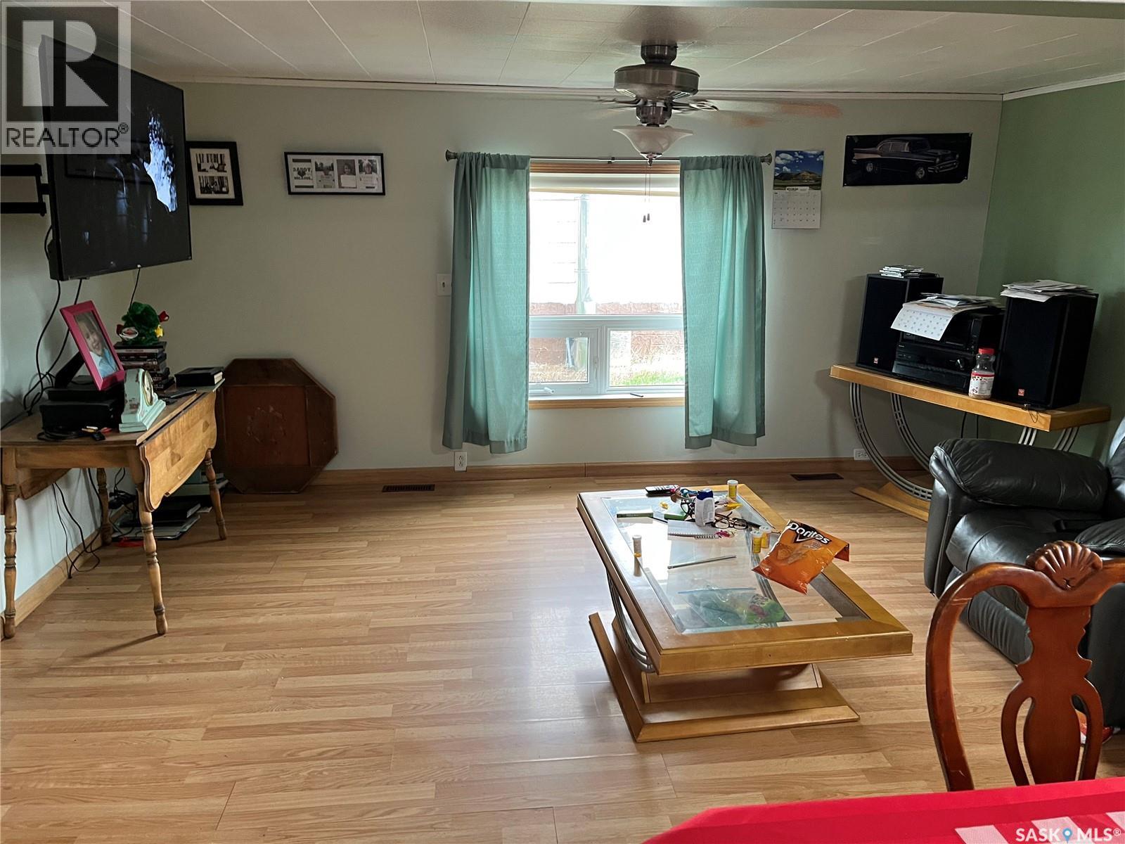 9 2Nd Street E, Willow Bunch, SK - Indoor