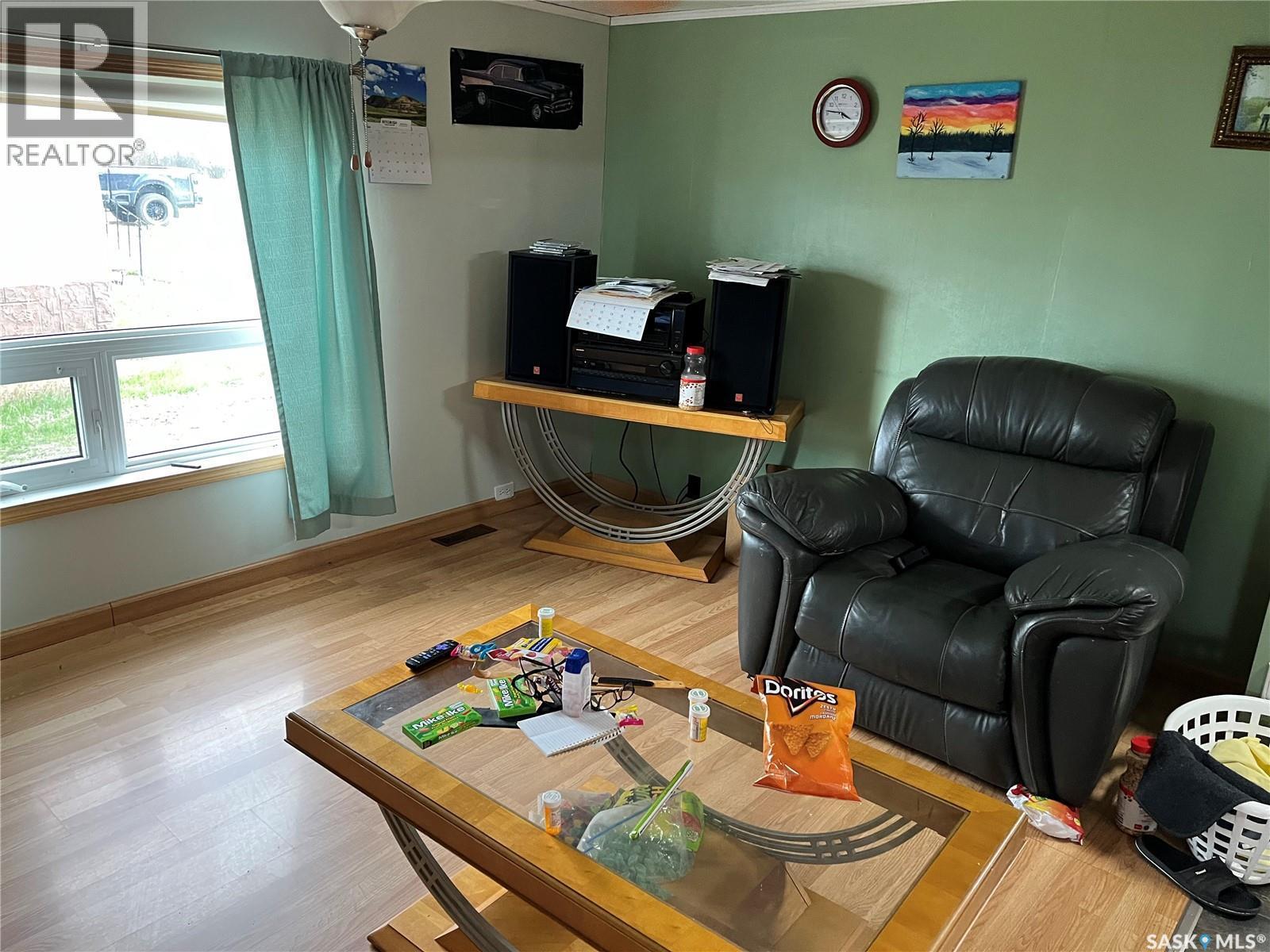 9 2Nd Street E, Willow Bunch, SK - Indoor