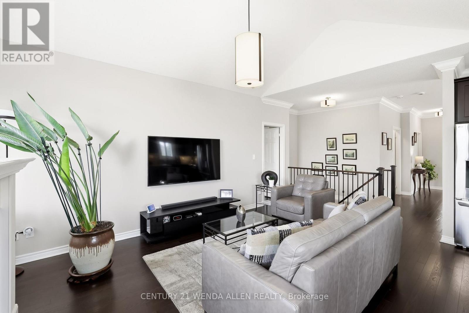 2 Rushlands Crescent, Whitby, ON - Indoor Photo Showing Living Room