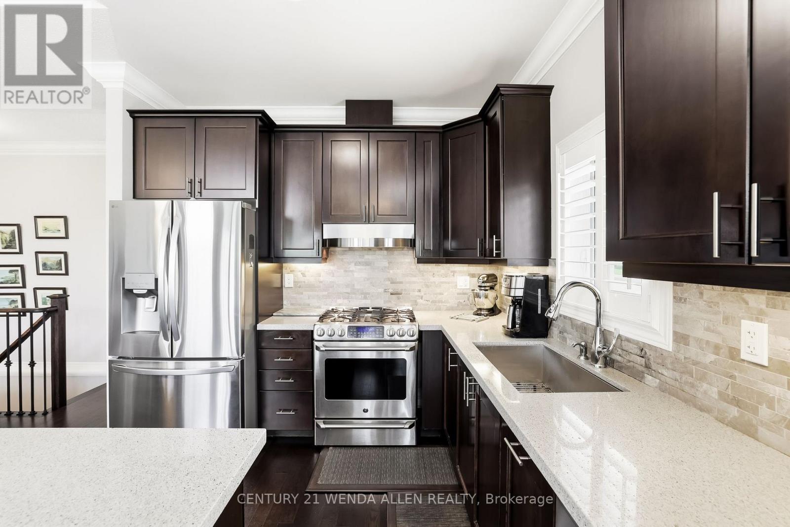 2 Rushlands Crescent, Whitby, ON - Indoor Photo Showing Kitchen With Upgraded Kitchen