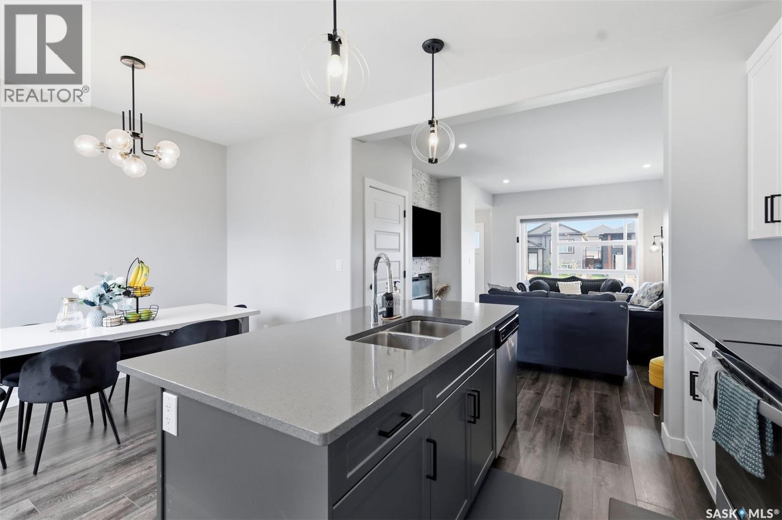 605 Feheregyhazi Boulevard, Saskatoon, SK - Indoor Photo Showing Kitchen With Double Sink