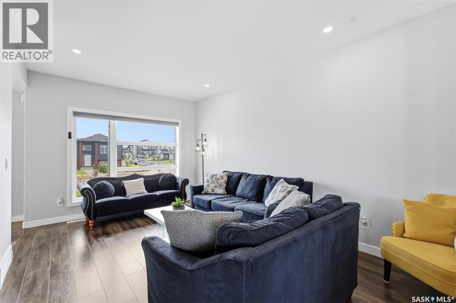 605 Feheregyhazi Boulevard, Saskatoon, SK - Indoor Photo Showing Living Room