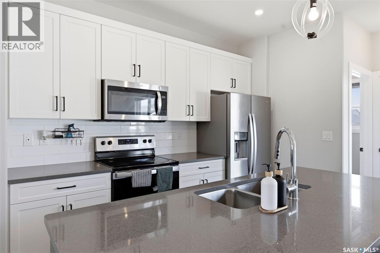 605 Feheregyhazi Boulevard, Saskatoon, SK - Indoor Photo Showing Kitchen With Double Sink With Upgraded Kitchen