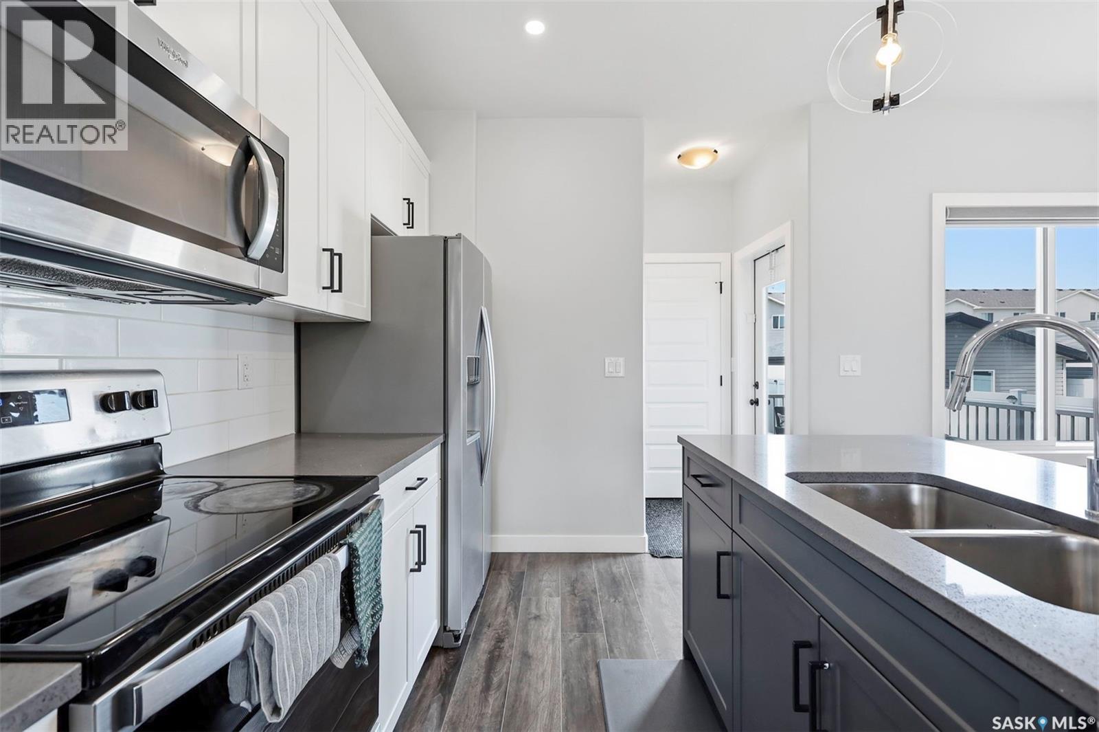 605 Feheregyhazi Boulevard, Saskatoon, SK - Indoor Photo Showing Kitchen With Double Sink
