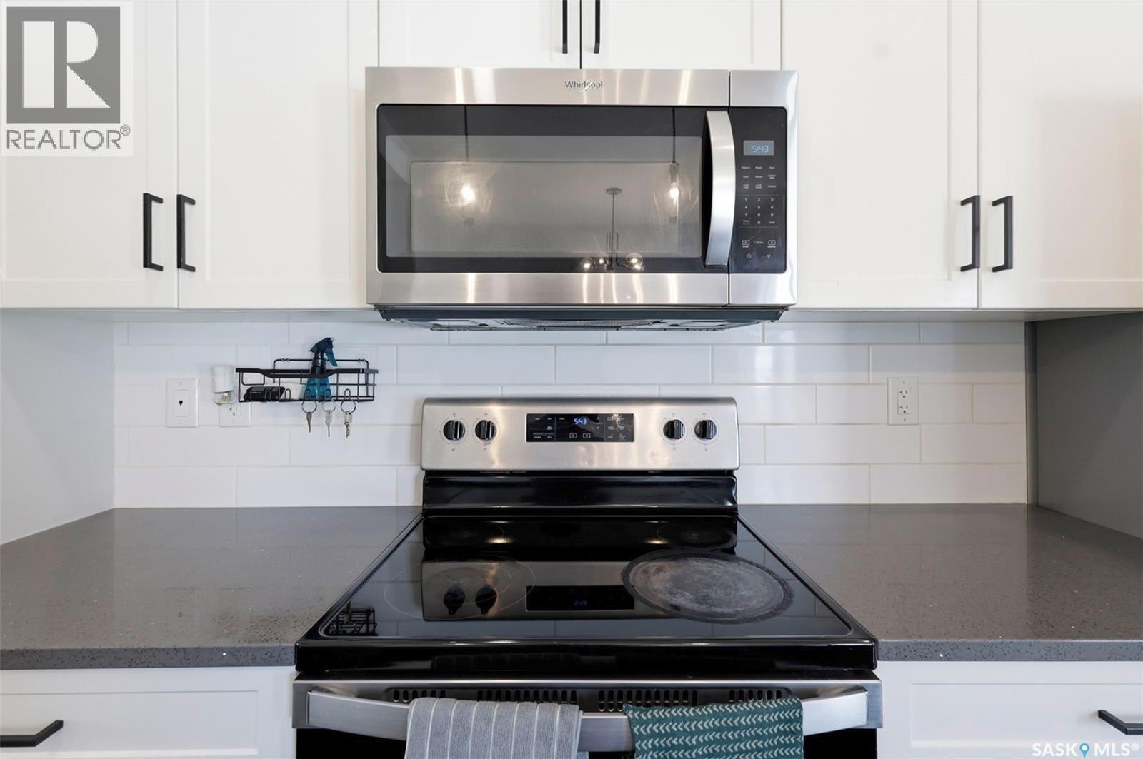 605 Feheregyhazi Boulevard, Saskatoon, SK - Indoor Photo Showing Kitchen With Upgraded Kitchen
