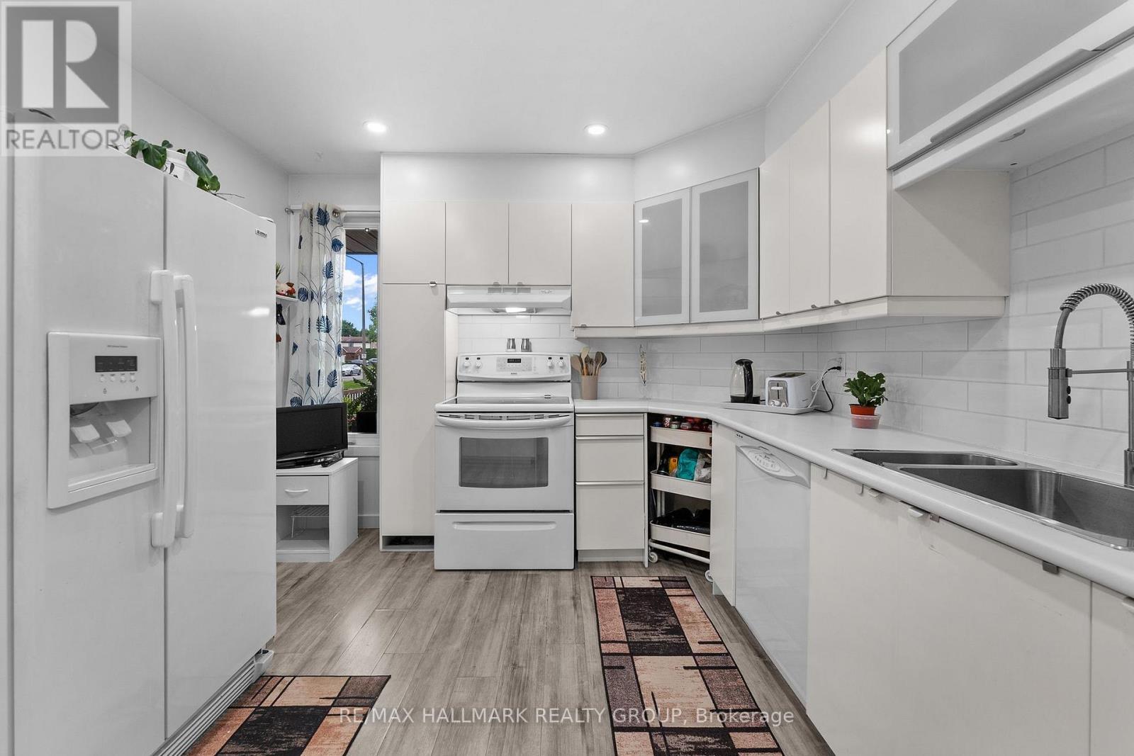 1446 Deavy Way, Ottawa, ON - Indoor Photo Showing Kitchen With Double Sink