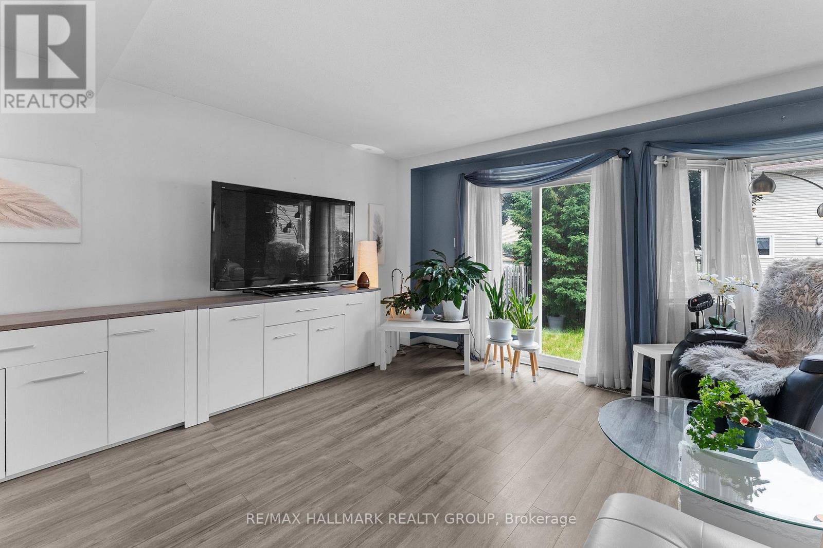 1446 Deavy Way, Ottawa, ON - Indoor Photo Showing Living Room