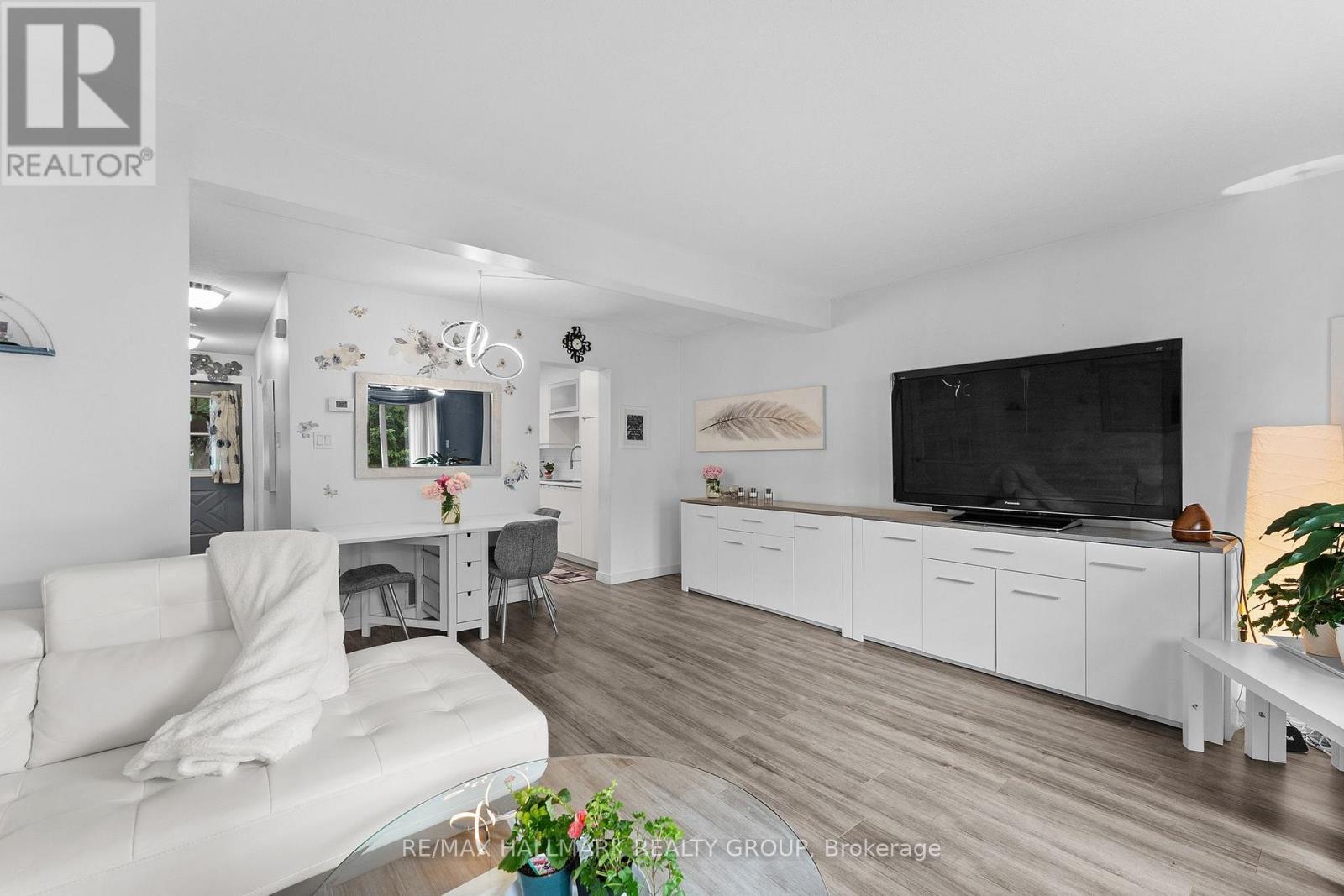 1446 Deavy Way, Ottawa, ON - Indoor Photo Showing Living Room