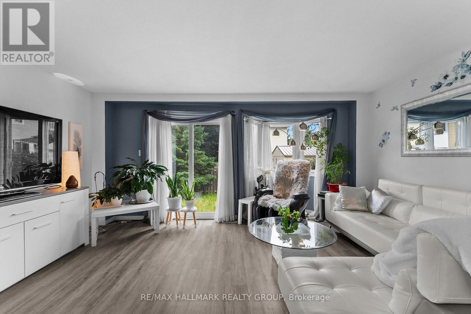1446 Deavy Way, Ottawa, ON - Indoor Photo Showing Living Room