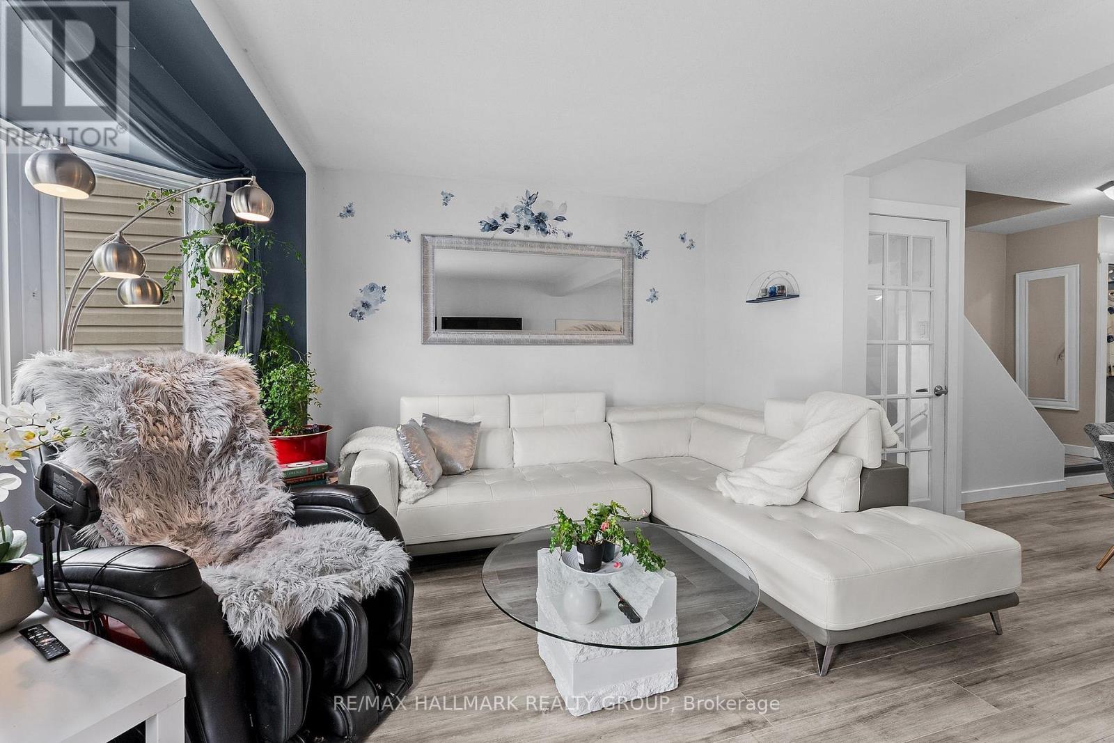 1446 Deavy Way, Ottawa, ON - Indoor Photo Showing Living Room