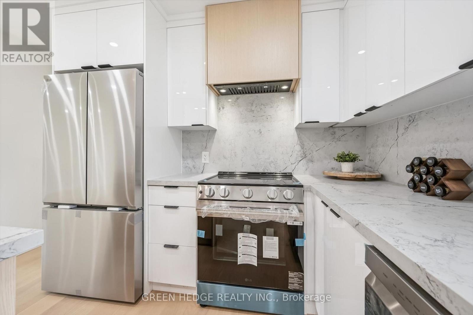 385 Village Crescent, Kitchener, ON - Indoor Photo Showing Kitchen With Stainless Steel Kitchen With Upgraded Kitchen